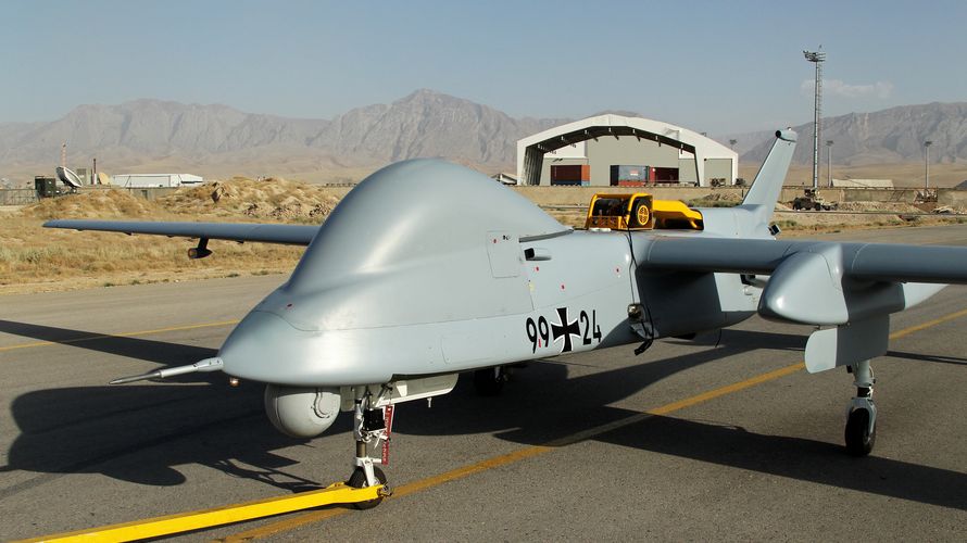 Die Drohne „Heron“ wird 2012 in Masar-e-Sharif für den Start vorbereitet. Die Heron-Crews unterstützen die Truppe seit 2010 mit Beobachtungs­ergebnissen aus der Luft Foto: Bundeswehr