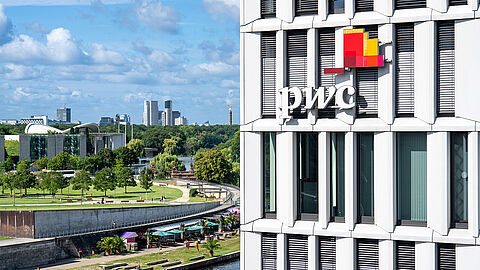 Der Sitz von PricewaterhouseCoopers in Berlin. Foto: picture alliance / Daniel Kalker