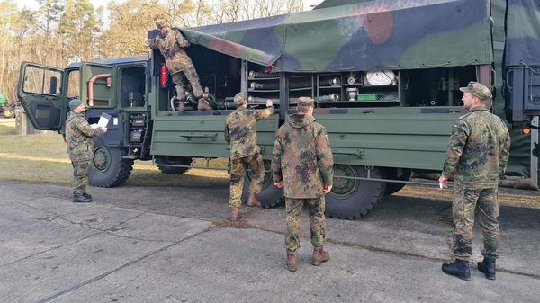 Soldaten des ABC-Abwehrregiments 1 beim Abladen. Foto: Bundeswehr