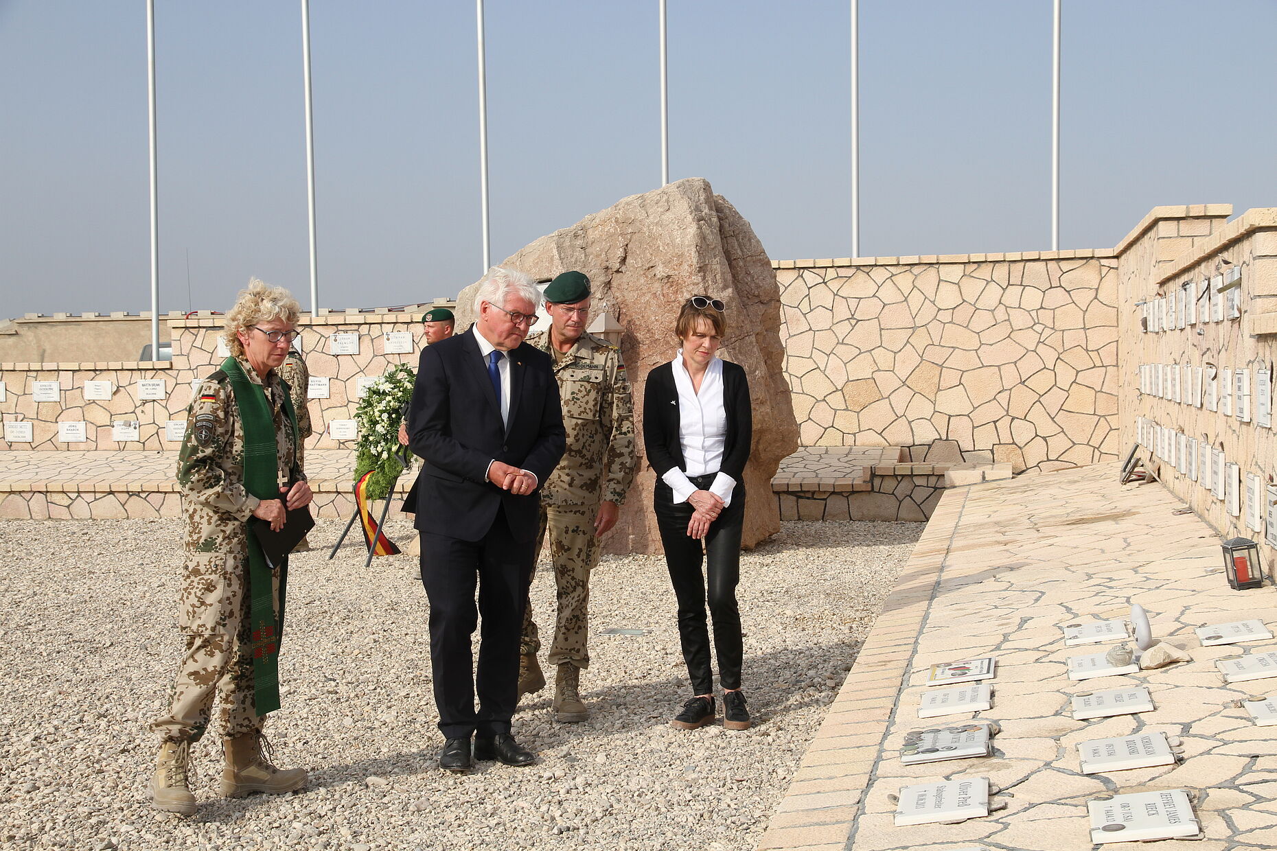 Der Bundespräsident und seine Gattin zusammen mit der Militärseelsorgerin und Brigadegeneral Bodemann beim Gedenken am Ehrenhain Foto: Bundeswehr/TAAC North PAO NCO