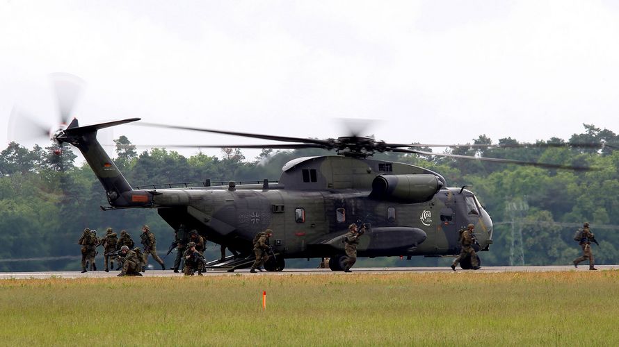 Problemfall CH53: Bei seinem Besuch in Laupheim sprach sich der Bundesvorsitzende dafür aus, den Hubschrauber aus dem Afghanistan-Einsatz abzuziehen Foto: Bundeswehr