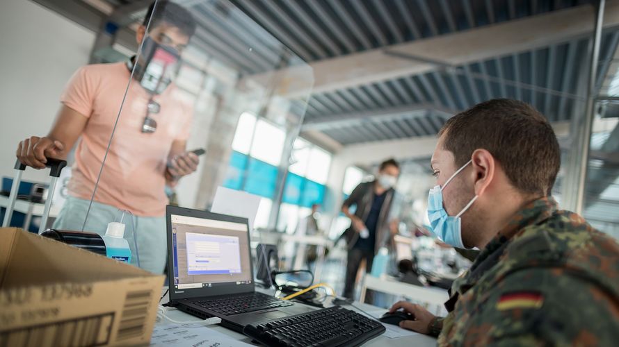 In Berlin ist die Hilfe der Bundeswehr willkommen, wie hier auf dem Flughafen Tegel. Nur der Bezirk Friedrichshain-Kreuzberg stellt sich quer. Foto: Bundeswehr/Tom Twardy