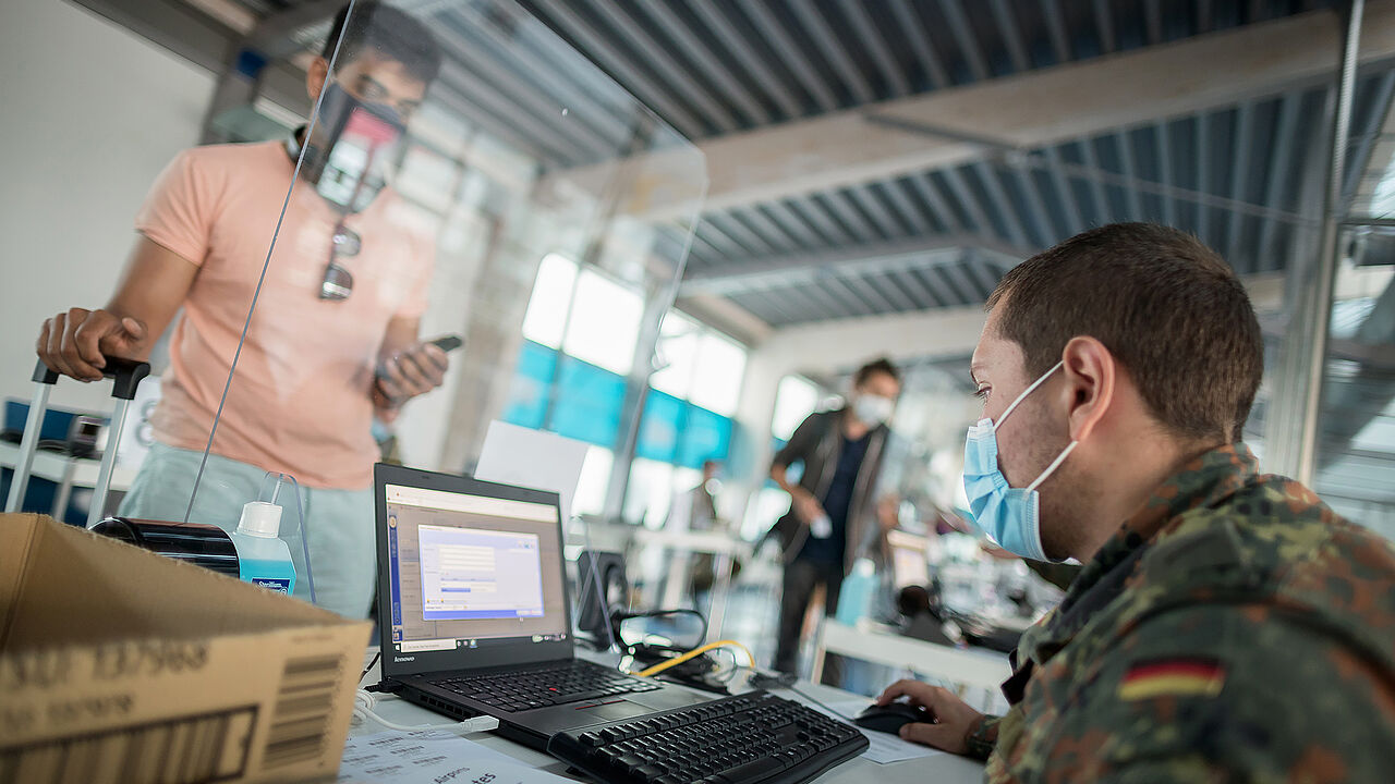 In Berlin ist die Hilfe der Bundeswehr willkommen, wie hier auf dem Flughafen Tegel. Nur der Bezirk Friedrichshain-Kreuzberg stellt sich quer. Foto: Bundeswehr/Tom Twardy