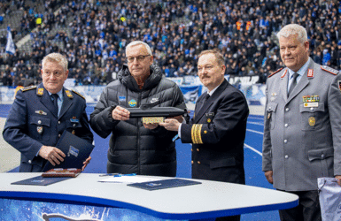 Oberstabsfeldwebel Uwe Hahn, Hertha-Präsident Werner Gegenbauer, Fregattenkapitän Timo Cordes und Hauptmann Ingo Zergiebel. Foto: DBwV/Yann Bombeke