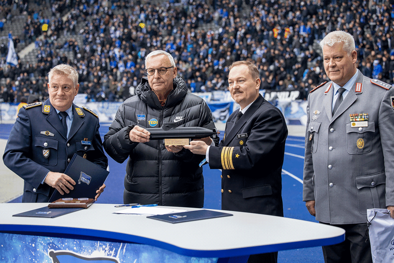 Oberstabsfeldwebel Uwe Hahn, Hertha-Präsident Werner Gegenbauer, Fregattenkapitän Timo Cordes und Hauptmann Ingo Zergiebel. Foto: DBwV/Yann Bombeke