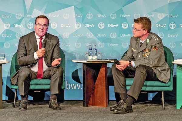 Bei der Tagung des DBwV mit Spitzenpersonal: Boris Pistorius und André Wüstner im Gespräch. Foto: Mario Firyn