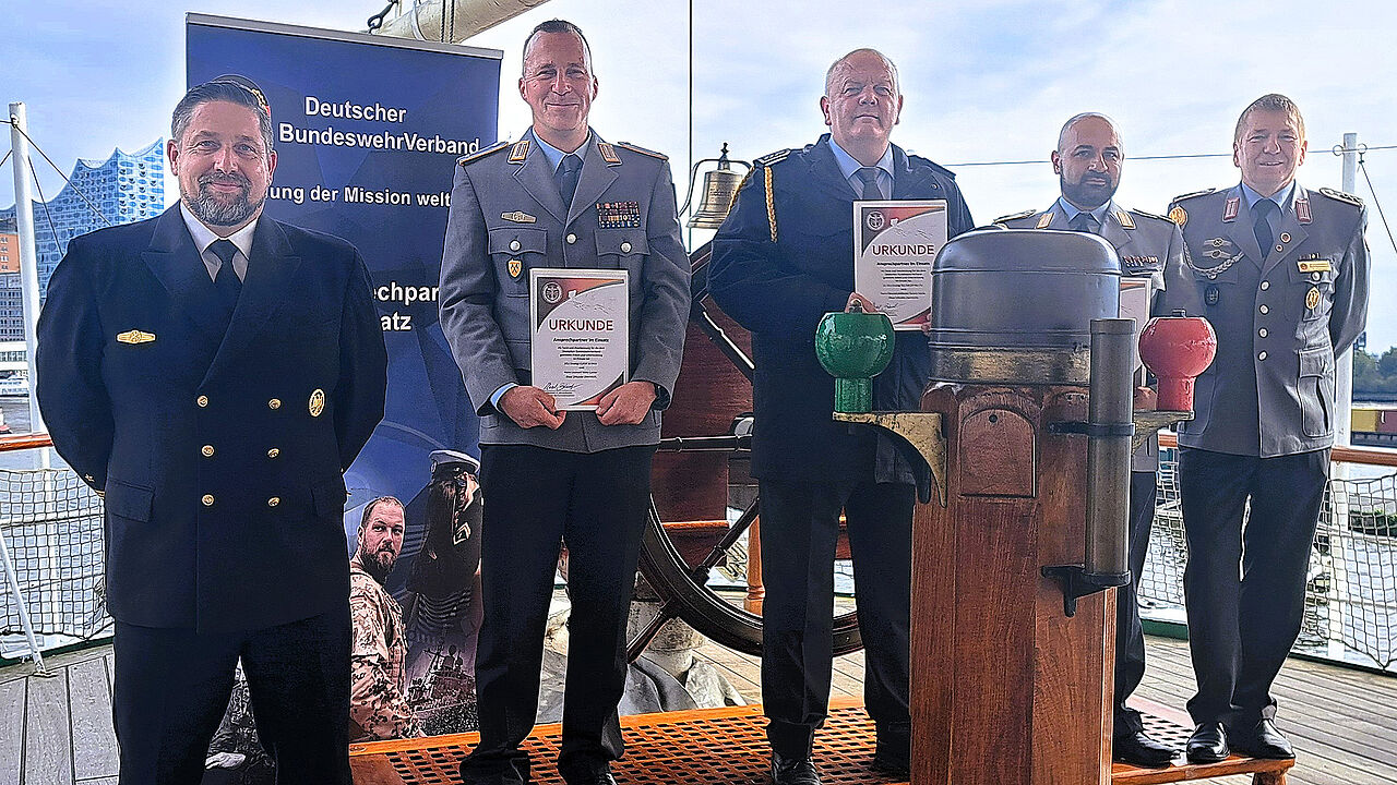 v.l.: Nicky Büttner, die Geehrten Leutnant Heiko Lunow, Oberstabsfeldwebel Severin Jaacks und Hauptfeldwebel Reza Wafi mit Gerd Dombrowski. Foto: DBwV/LV Nord