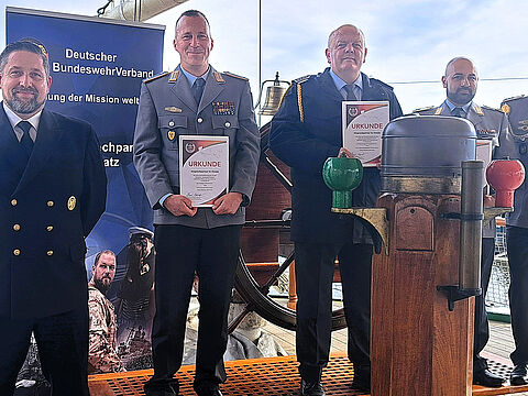 v.l.: Nicky Büttner, die Geehrten Leutnant Heiko Lunow, Oberstabsfeldwebel Severin Jaacks und Hauptfeldwebel Reza Wafi mit Gerd Dombrowski. Foto: DBwV/LV Nord
