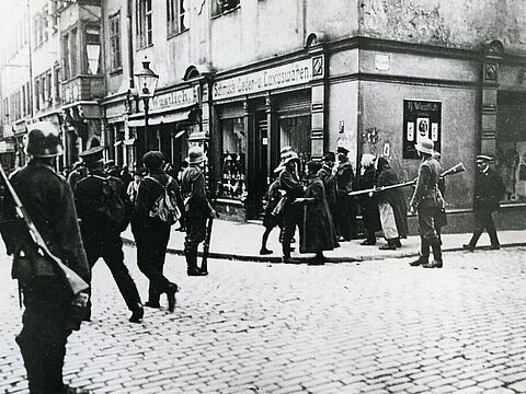 Reichswehr bei der Besetzung der Stadt Freiberg: Am 27. Oktober 1923 fordert das Vorgehen der Soldaten bei der Auflösung einer Blockade und gegen Demonstranten 29 Todesopfer.  Foto: Deutsches Historisches Museum
