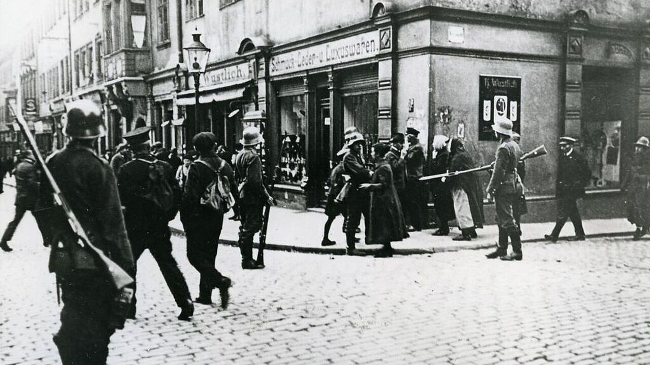 Reichswehr bei der Besetzung der Stadt Freiberg: Am 27. Oktober 1923 fordert das Vorgehen der Soldaten bei der Auflösung einer Blockade und gegen Demonstranten 29 Todesopfer.  Foto: Deutsches Historisches Museum