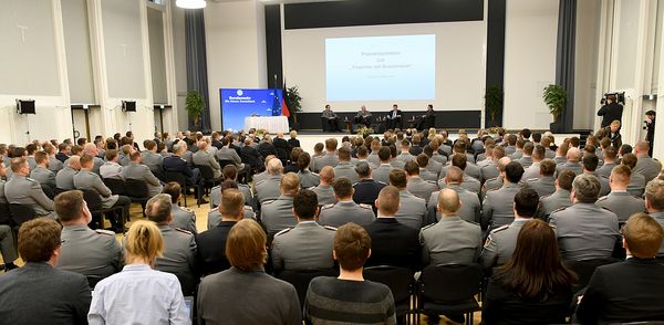 Hannover: Bundeswehrangehörige verfolgen das Podiumsgespräch zur „Tradition der Bundeswehr“ während der  Feierstunde zur Umbenennung der früheren Emmich-Cambrai-Kaserne Foto: dpa