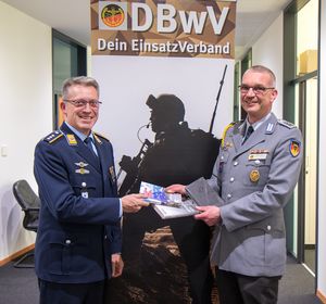 Hauptmann Andreas Steinmetz (l.), der im Bundesvorstand des DBwV für die Auslandseinsätze zuständig ist, bedankte sich mit guter Lektüre bei Oberstabsfeldwebel Stefan Weyer Foto: DBwV