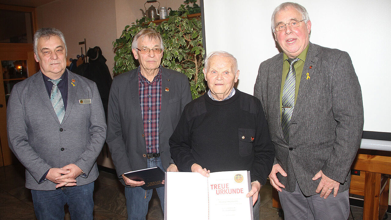 Zusammen sind sie 110 Jahre Mitglied im DBwV: Hauptmann a.D. Peter Bambauer und Stabsfeldwebel a.D. Manfred Görlitz, daneben Oberstabsfeldwebel a.D. Bernhard Knopf (li) Oberstleutnant a.D. Bernd Kraft (re) Foto: wh