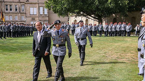 Kanzlerkandidat Armin Laschet (hier im September 2019 in seiner Funktion als Ministerpräsident bei der Auszeichnung der Panzerbrigade 21 mit dem Fahnenband) sprach sich deutlich für die Einhaltung des Zwei-Prozent-Ziels der NATO bezüglich der Verteidigungsausgaben aus. Foto: Bundeswehr/Iskender Özkacar