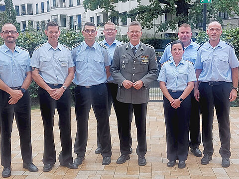 Bundesvorsitzender Oberst André Wüstner mit Mitgliedern der StoKa Wildflecken unter Vorsitz von Hauptmann Frank Kürschner (r.). Foto: Frank Kürschner