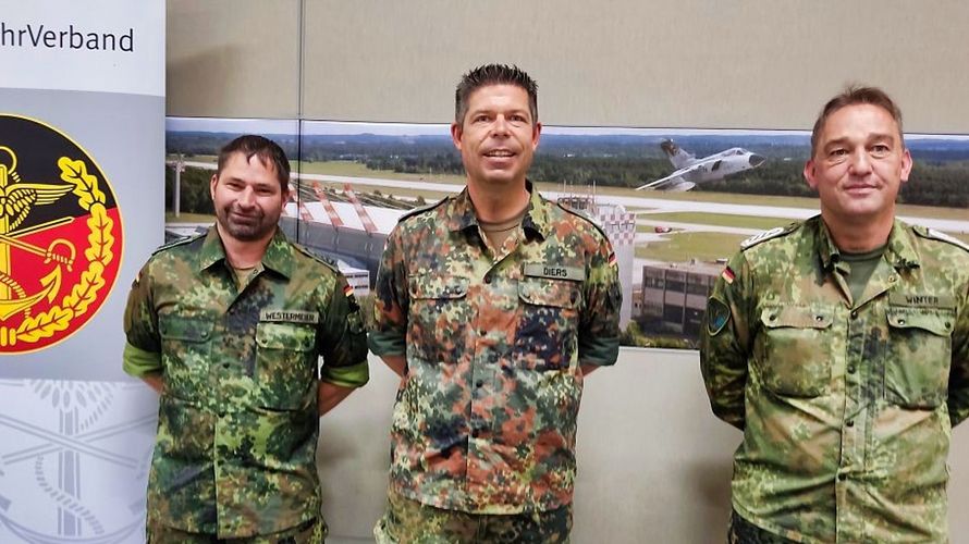 Der neue Vorstand der Truppenkameradschaft Manching (v.l.) mit Stabsfeldwebel Wolfgang Westermeier, Oberstleutnant Carsten Diers und Oberstabsfeldwebel Thomas Winter. Foto: TruKa Manching