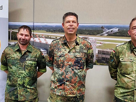 Der neue Vorstand der Truppenkameradschaft Manching (v.l.) mit Stabsfeldwebel Wolfgang Westermeier, Oberstleutnant Carsten Diers und Oberstabsfeldwebel Thomas Winter. Foto: TruKa Manching