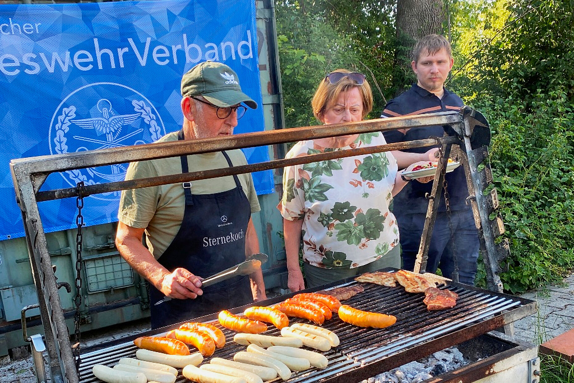 Auf ihn ist Verlass: „Grillmeister“ Stabsfeldwebel a.D. Yervant Sarioglu sorgte auch beim diesjährigen Sommerfest der KERH Augsburg für beste Verpflegung vom Grill. Foto: li