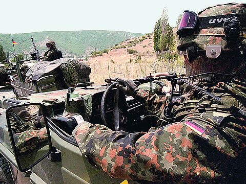 Ein Bundeswehr-Konvoi beim Vorrücken des KFOR-Kontingents in den Kosovo am 12. Juni 1999. Foto: picture-alliance/dpa