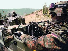 Ein Bundeswehr-Konvoi beim Vorrücken des KFOR-Kontingents in den Kosovo am 12. Juni 1999. Foto: picture-alliance/dpa