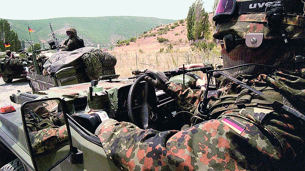 Ein Bundeswehr-Konvoi beim Vorrücken des KFOR-Kontingents in den Kosovo am 12. Juni 1999. Foto: picture-alliance/dpa