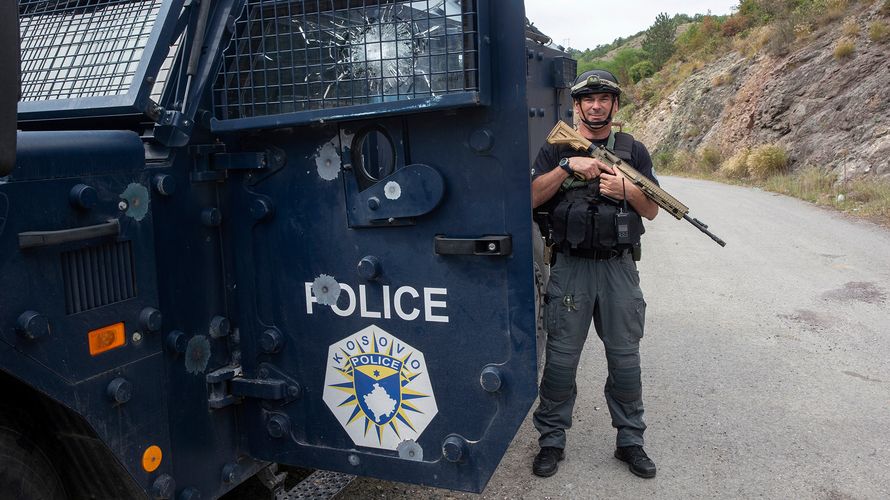 Ein kosovarischer Polizist in der Nähe des Klosters Banjska, in dem sich am vergangenenen Wochenende serbische Paramilitärs verschanzt hatten. Foto: picture alliance / ASSOCIATED PRESS / Visar Kryeziu