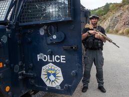 Ein kosovarischer Polizist in der Nähe des Klosters Banjska, in dem sich am vergangenenen Wochenende serbische Paramilitärs verschanzt hatten. Foto: picture alliance / ASSOCIATED PRESS / Visar Kryeziu