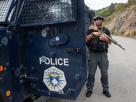 Ein kosovarischer Polizist in der Nähe des Klosters Banjska, in dem sich am vergangenenen Wochenende serbische Paramilitärs verschanzt hatten. Foto: picture alliance / ASSOCIATED PRESS / Visar Kryeziu