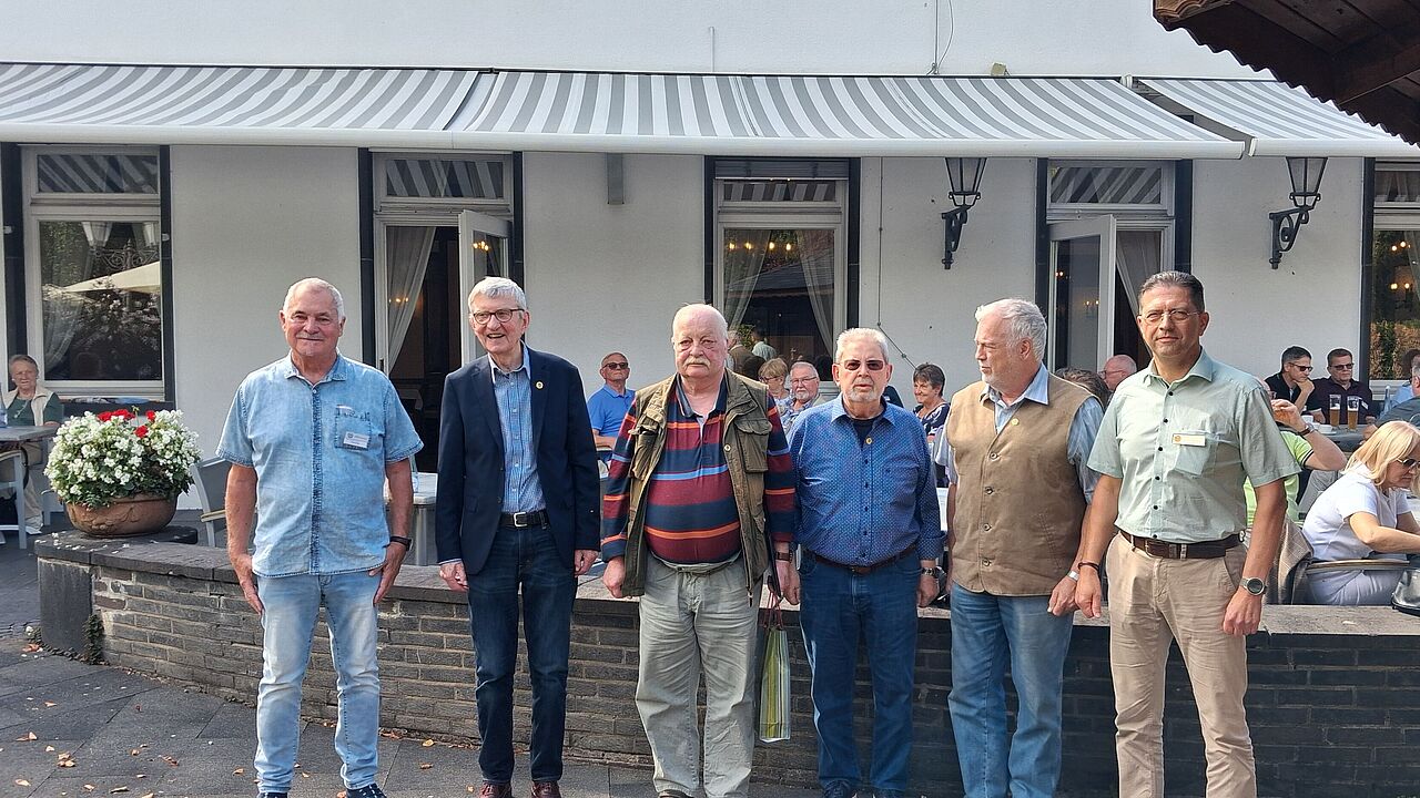 Ehrungen beim sommerlichen Grillen der Ehemaligen in Köln: OTL a.D. Klein (von links), GM a.D. Frühhaber, SU d.R. Baar, SF a.D. Müller, OTL a.D. Wojtek, Hptm a.D. Hedemann. Foto: KERH Köln