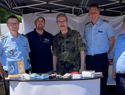 Auch der Präsident des BAPersBw, Generalmajor Robert  Sieger, schaute beim Infostand des DBwV vorbei. Foto: Sebastian Käding