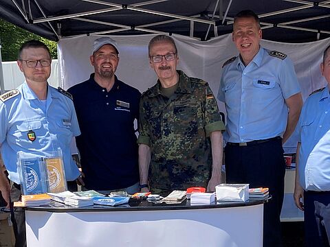 Auch der Präsident des BAPersBw, Generalmajor Robert  Sieger, schaute beim Infostand des DBwV vorbei. Foto: Sebastian Käding