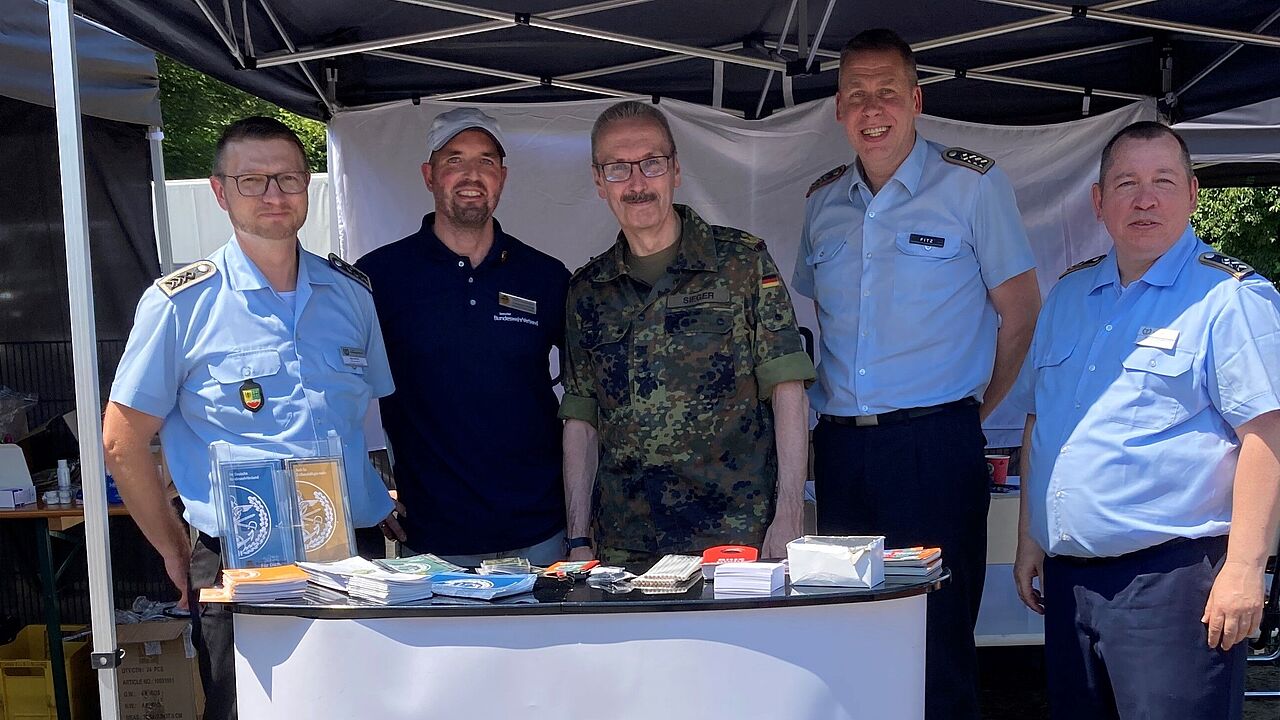 Auch der Präsident des BAPersBw, Generalmajor Robert  Sieger, schaute beim Infostand des DBwV vorbei. Foto: Sebastian Käding