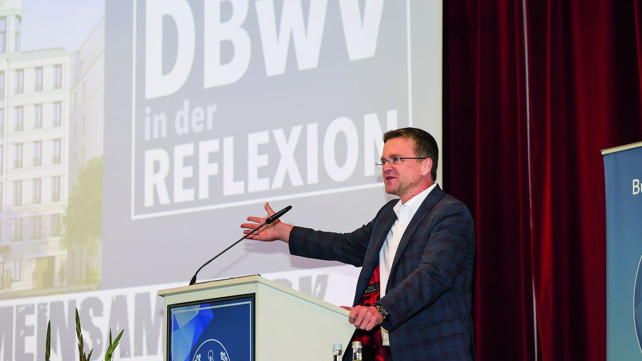 Oberst André Wüstner, Bundesvorsitzender, begrüßte 180 Delegierte in Potsdam. Ergebnisoffen und ohne Denkverbote, das war die Philosophie bei „DBwV in der Reflexion”. Ein Format, das für die zukünftige Arbeit wichtige Impulse brachte.
