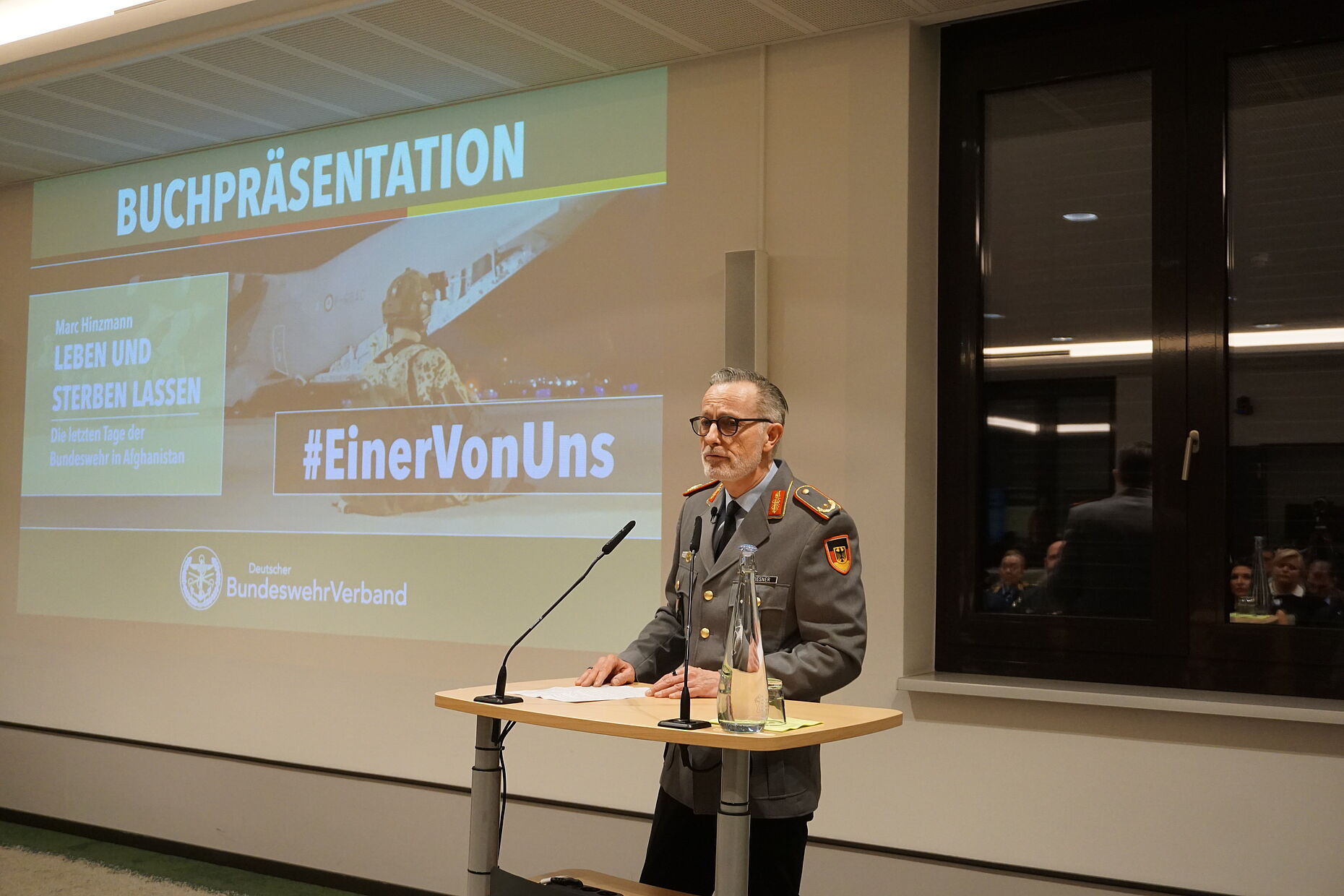 „Hauptmann Hinzmann macht mit seinem Buch sichtbar und erlebbar, wozu ein junger Offizier in der Lage ist bzw. sein muss. Was das Besondere am Soldatenberuf ist”, sagte Brigadegeneral Sandro Wiesner. Foto: DBwV/Eva Krämer