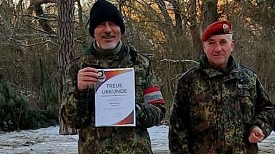 Bei winterlichen Verhältnissen konnte der Vorsitzend der TruKa Clausewitz-Kaserne, Stabsfeldwebel Dirk Wontka (r) den Kommandanten des Truppenübungsplatzes Altengrabow, Oberstleutnant Eugen Ploch die Urkunde für 40 Jahre Mitgliedschaft im DBwV aushändigen. Foto: Jan Weise