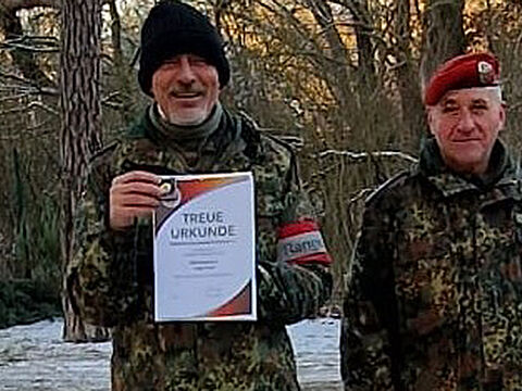 Bei winterlichen Verhältnissen konnte der Vorsitzend der TruKa Clausewitz-Kaserne, Stabsfeldwebel Dirk Wontka (r) den Kommandanten des Truppenübungsplatzes Altengrabow, Oberstleutnant Eugen Ploch die Urkunde für 40 Jahre Mitgliedschaft im DBwV aushändigen. Foto: Jan Weise