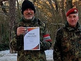 Bei winterlichen Verhältnissen konnte der Vorsitzend der TruKa Clausewitz-Kaserne, Stabsfeldwebel Dirk Wontka (r) den Kommandanten des Truppenübungsplatzes Altengrabow, Oberstleutnant Eugen Ploch die Urkunde für 40 Jahre Mitgliedschaft im DBwV aushändigen. Foto: Jan Weise