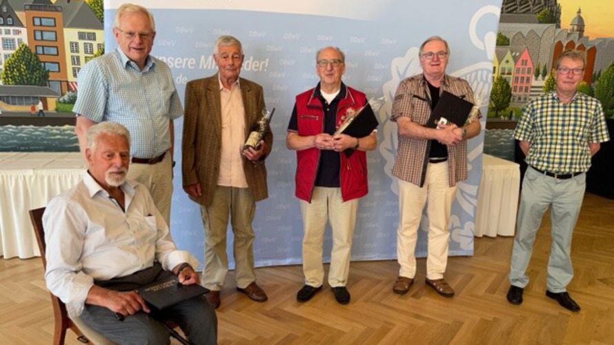 Eine Gelegenheit, die es lange nicht mehr gab: Bezirksvorsitzender Hauptmann a.D. Volker Jung überreichte in großer Runde die Treueurkunden an langjährige DBwV-Mitglieder. Foto: KERH Köln-Porz-Wahn