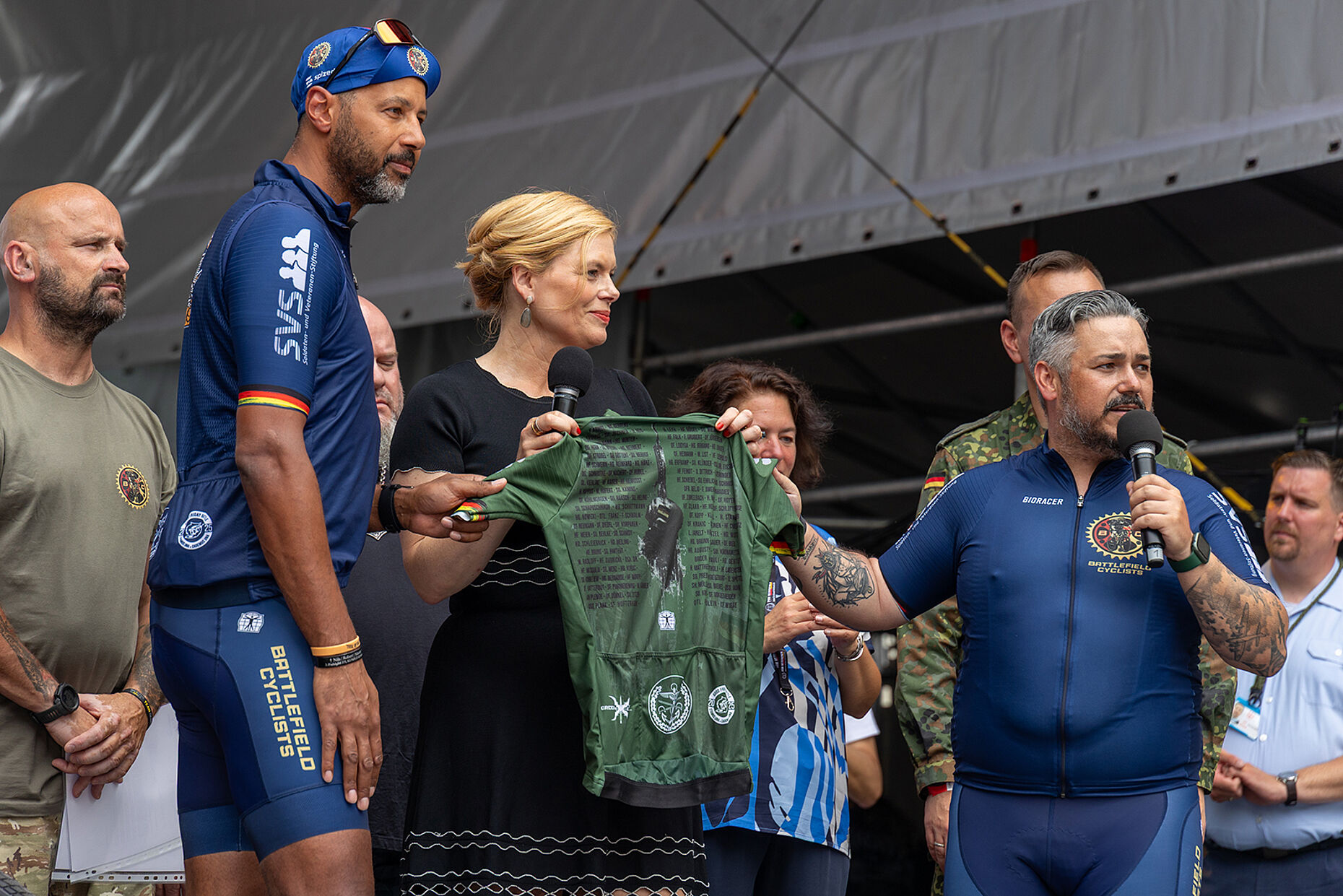 Der erste Nationale Veteranentag in Berlin: Bundestagspräsidentin Julia Klöckner mit Veteranen. Foto: DBwV/Yann Bombeke