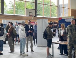 Besucher informieren sich an den Messeständen. Foto: Bundeswehr