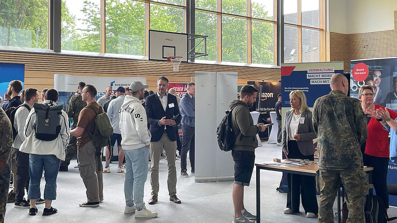 Besucher informieren sich an den Messeständen. Foto: Bundeswehr