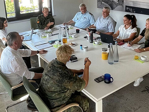Wie kann die Einsatzversorgung den aktuellen Gegebenheiten angepasst werden? Akteure aus dem Bundesvorstand haben in einem Arbeitsgespräch Defizite aufgezeigt und Lösungsansätze erarbeitet. Foto: DBwV