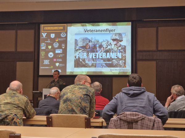 Der Stellvertreter des Bundesvorsitzenden stellte den gemeinsamen Flyer der deutschen Veteranenbewegung vor. Foto: Melanie Schreiber