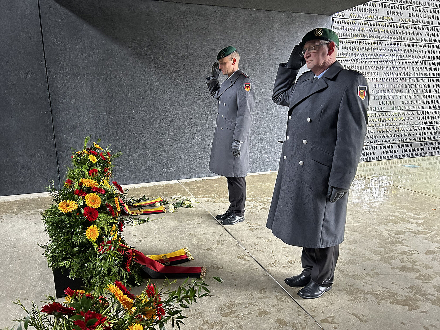Der Stellvertreter des Bundesvorsitzenden, Oberstleutnant i.G. Marcel Bohnert (l.) und der Vorsitzende ERH im Landesverband Ost, Stabsfeldwebel a.D. und Oberstabsfeldwebel d.R. Frank Udo Reiche, bei der Gedenkveranstaltung am Ehrenmal der Bundeswehr im Bendlerblock. Foto: Lena Pütz