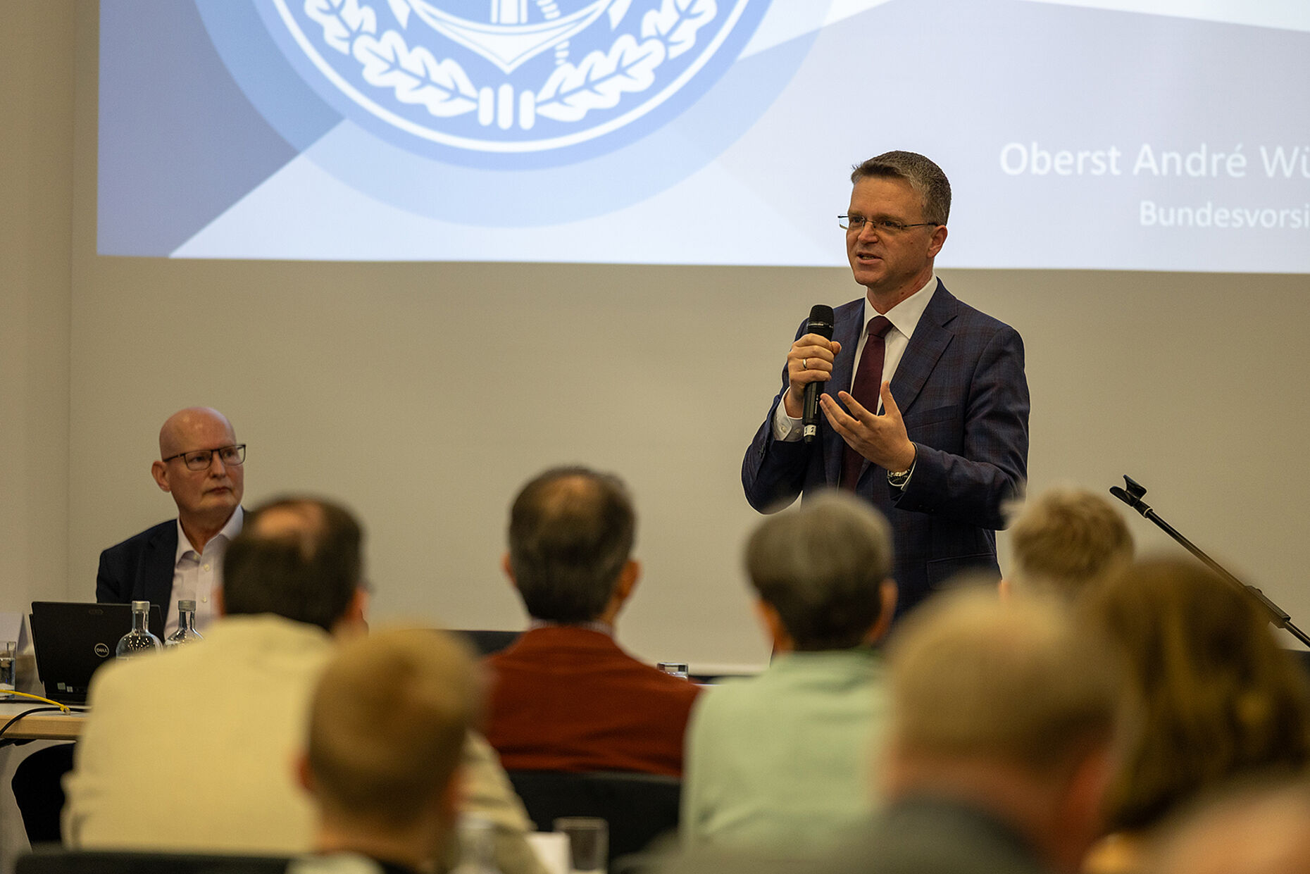 Im Sinne der Wehrhaftigkeit kommt es für den Bundesvorsitzenden, Oberst André Wüstner, nicht nur auf starke Streitkräfte an, sondern auch auf eine starke Bundeswehrverwaltung. Foto: DBwV/Yann Bombeke