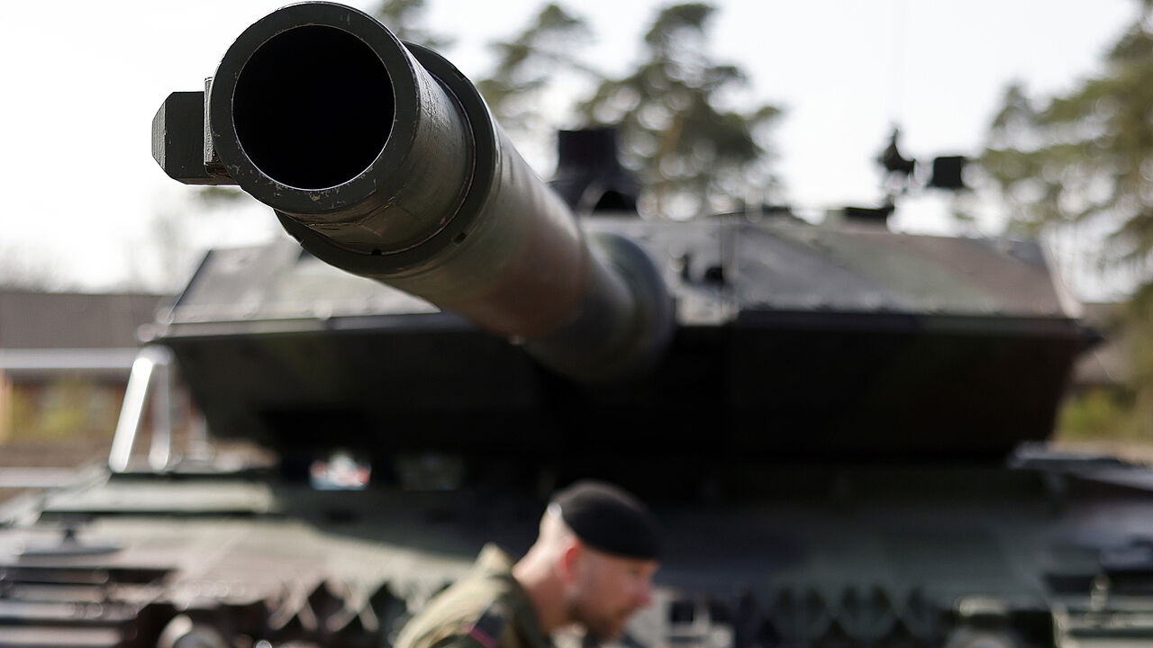 Mehr Geld für die deutsche Rüstung? Hier ein Leopard 2 A6 der Bundeswehr. Foto: picture alliance/Panama Pictures/Christoph Hardt