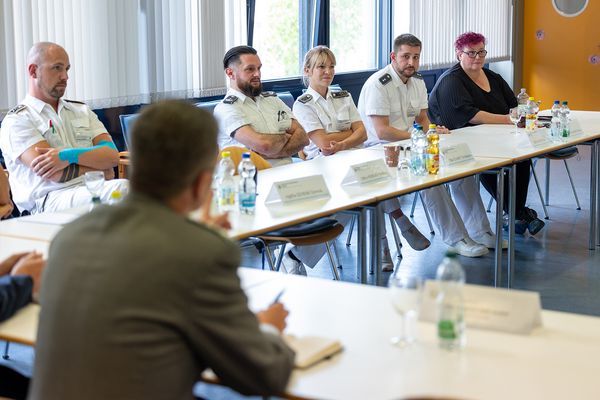 Oberst André Wüstner im Gespräch mit Vertreterinnen und Vertretern der Gesundheitsfachberufe. Foto: DBwV/Yann Bombeke