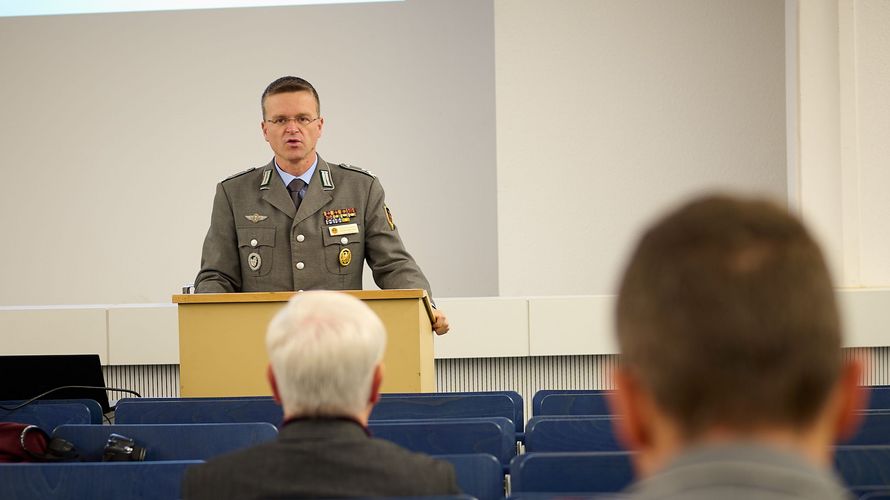 In Anwesenheit der neuen Kandidaten für den Bundesvorstand warb Bundesvorsitzender Oberstleutnant André Wüstner für deren Wahl bei der 21. Hauptversammlung. Foto: DBwV/Ingo Kaminsky