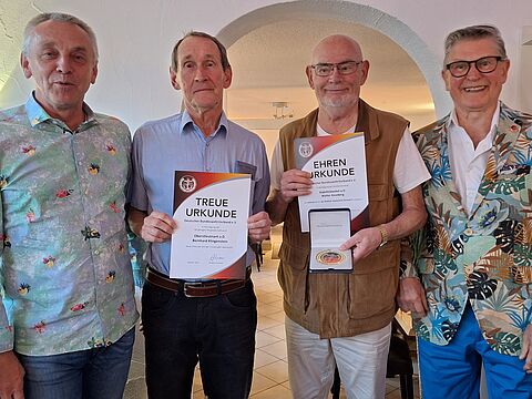 Stellv. Vorsitzender Peter Hoffmann (v.l.) mit den geehrten Mitgliedern Oberstleutnant a.D. Bernhard Klingenstein und Stabsfeldwebel a.D. Walter Keseberg sowie Vorsitzender Erwin Vohrer. Foto: Winfried Riedinger
