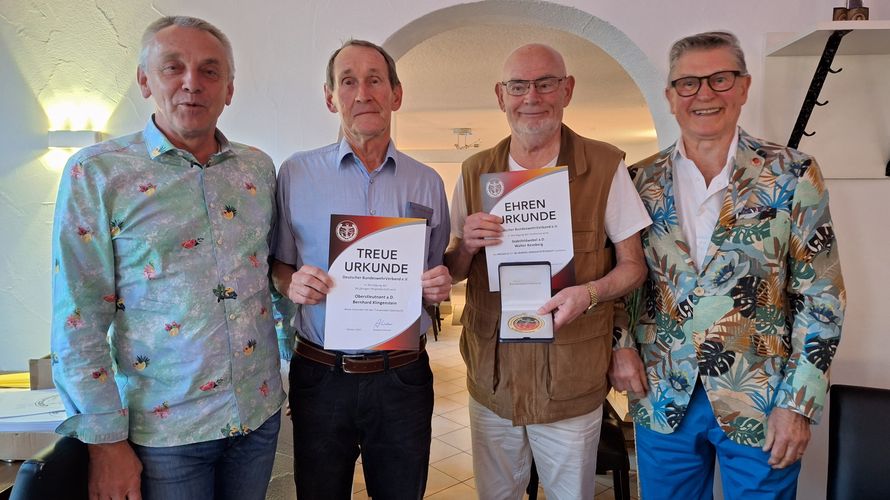 Stellv. Vorsitzender Peter Hoffmann (v.l.) mit den geehrten Mitgliedern Oberstleutnant a.D. Bernhard Klingenstein und Stabsfeldwebel a.D. Walter Keseberg sowie Vorsitzender Erwin Vohrer. Foto: Winfried Riedinger